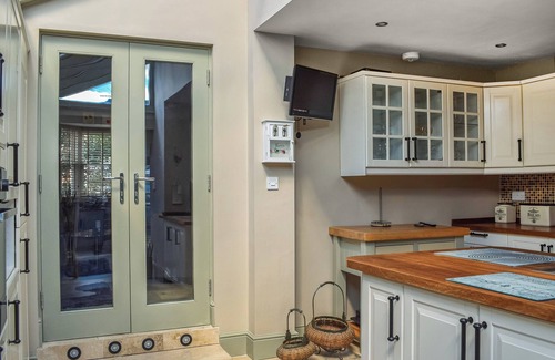 Evesham Cottage | Beautifully appointed retreat for families or couples that can accommodate up to four guests.