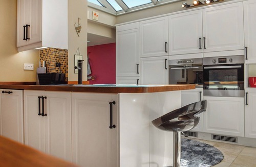 Evesham Cottage | Beautifully appointed retreat for families or couples that can accommodate up to four guests.