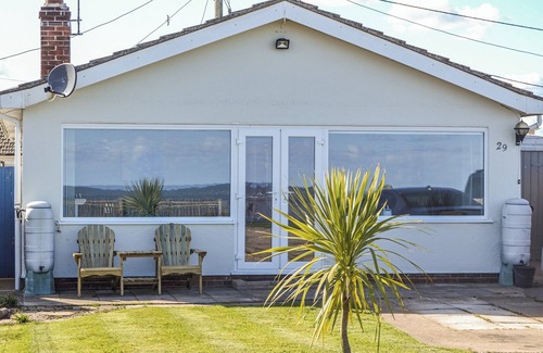 Scratby Cottage | Boasting sea views and located opposite, with just a few steps from the excellent sandy beach.