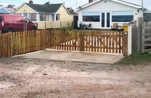 Scratby Cottage | Boasting sea views and located opposite, with just a few steps from the excellent sandy beach.