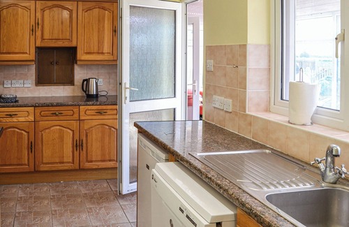 Walcott Cottage | A short walk from long sandy beaches and pubs serving food.