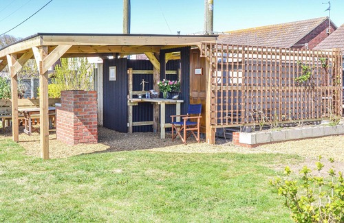 Walcott Cottage | A short walk from long sandy beaches and pubs serving food.