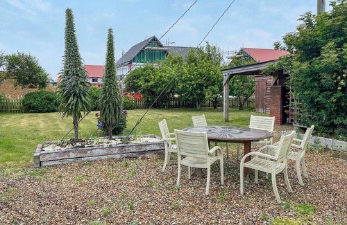 Walcott Cottage | A short walk from long sandy beaches and pubs serving food.