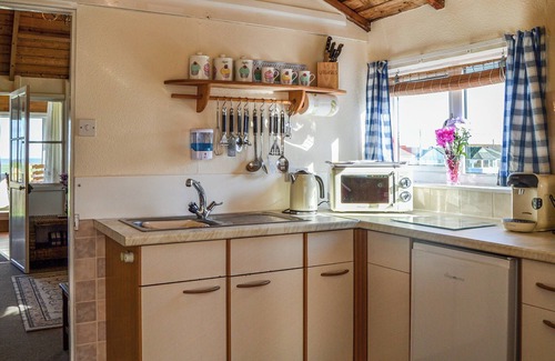 Bacton Cottage | Enjoy sea views, walking distance to an amazing sandy beach and restaurants nearby.