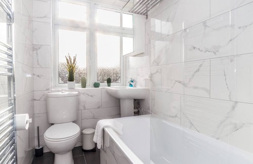 Enfield Highway Appartement | 2-Bedroom Apartment in Greater London: Explore and Relax