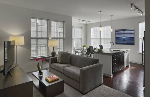 Newtown Square Appartement | 2-Bedroom Apartment - 7-day min. - Background check/Lease Required