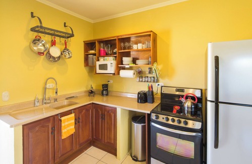 Ciudad Colon Appartement | 2-bedroom apartment in charming Cuidad Colon with WiFi.