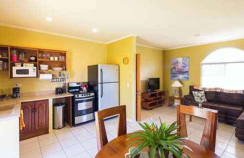Ciudad Colon Appartement | 2-bedroom apartment in charming Cuidad Colon with WiFi.