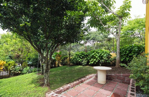Ciudad Colon Appartement | 2-bedroom apartment in charming Cuidad Colon with WiFi.