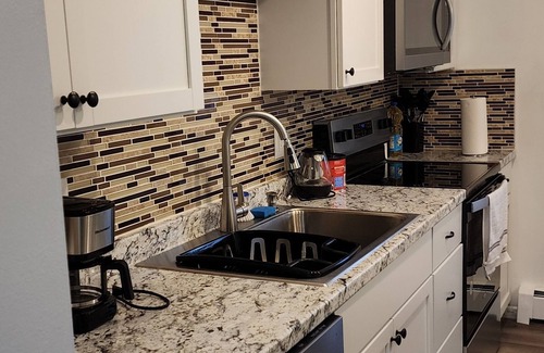 Johnson City Appartement | 2-bedroom apartment with full kitchen, & strong Wi-Fi, near Lourdes, UHS and BU