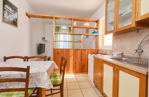 Nerezine Appartement | 2-Bedroom Apartment, 5-Guest Capacity with Private Parking