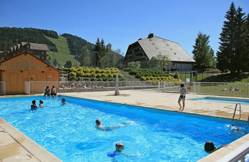 Metabief Appartement | Appartement 2 Chambre au pieds des pistes de skis et VTT avec Piscine
