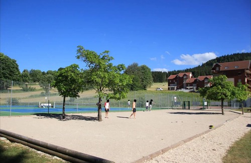 Metabief Appartement | Appartement 2 Chambre au pieds des pistes de skis et VTT avec Piscine