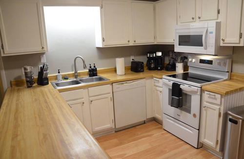 Daleville Appartement | 2-bedroom apartment in charming Daleville with WiFi, AC. Enjoy your stay