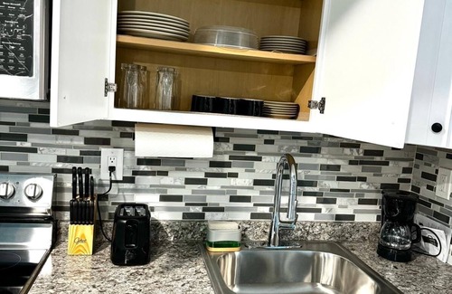 Newark Appartement | Appartement de 2 chambres à NJ/ NYC/ EWR / SEC 1 salle de bain. salon et cuisine