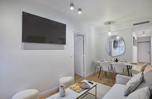 Belleville Appartement | 2-Bedroom Apartment with A/C – Canal St Martin