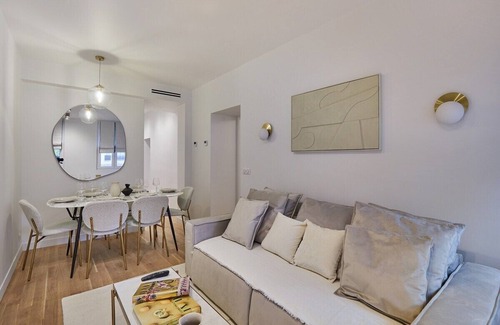 Belleville Appartement | 2-Bedroom Apartment with A/C – Canal St Martin