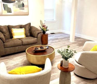 Brighton Heights Maison | 2 Bedroom Apt - Stylish, Modern, And Convenient!