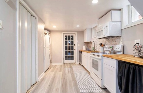 16th Street Heights Appartement | 2-bedroom basement apartment in charming Washington Heights with WiFi and AC.