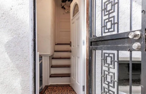 16th Street Heights Appartement | 2-bedroom basement apartment in charming Washington Heights with WiFi and AC.
