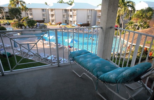 Seven Mile Beach Copropriété | Vue sur la plage et la piscine de 2 chambres! SMB