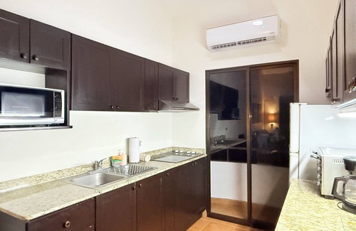Santa Barbara Copropriété | 2-bedroom condo in beautiful Playa Del Coco. 5 minute walk to beach