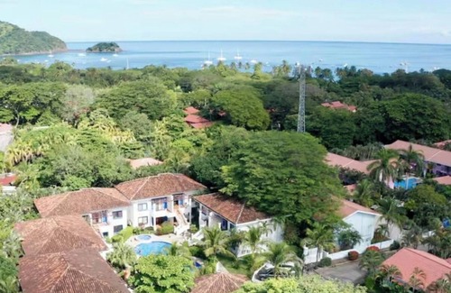 Santa Barbara Copropriété | 2-bedroom condo in beautiful Playa Del Coco. 5 minute walk to beach