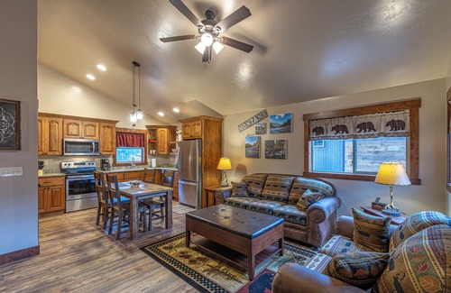 West Yellowstone Cabine | 2 Bedroom Cabin with A/C, just 5 blocks from Yellowstone!