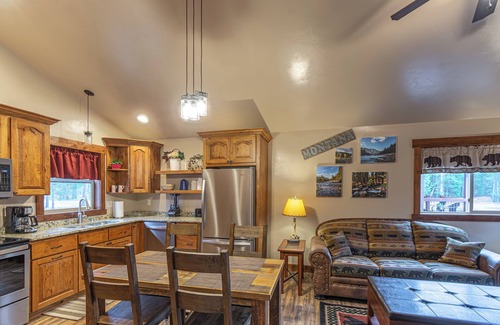 West Yellowstone Cabine | 2 Bedroom Cabin with A/C, just 5 blocks from Yellowstone!
