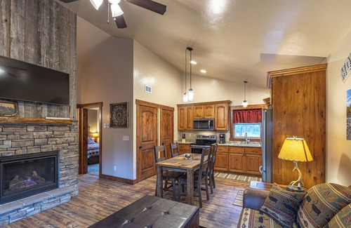 West Yellowstone Cabine | 2 Bedroom Cabin with A/C, just 5 blocks from Yellowstone!
