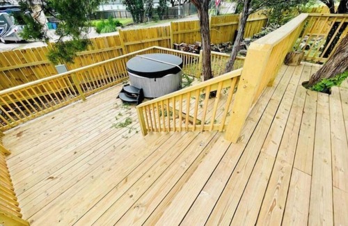 Cardinal Hills Cabine | 2 bedroom cabin near the Lake with private hottub.