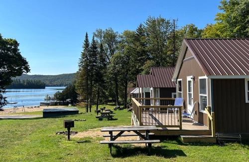 Eagle Bay Cabine | 2 Bedroom Cabin on 4th Lake @ Eagle Bay Village