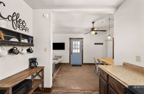 Columbus Autre | 2 bedroom Cabin! Party Barn with games! 5 acers with pond!