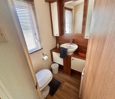 Glasgow Chalet De Ski | 2-Bedroom Caravan Located in Uddingston, Glasgow at Maryville Caravan Site