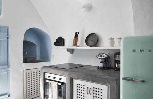 Megalochori Maison | Charmante villa de 2 chambres avec bain à remous, joyau de l'architecture de Santorin
