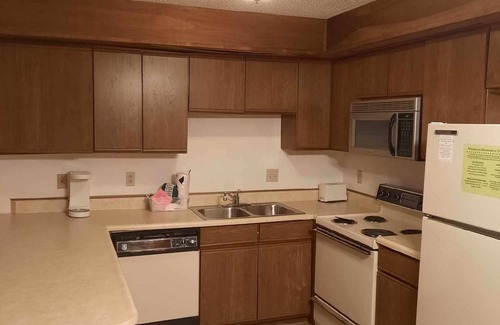 DuBois Copropriété | 2 Bedroom Condo in Lakeside Resort Community (1 Queen, 2 Twins)