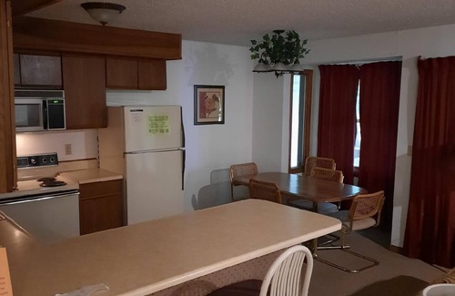 DuBois Copropriété | 2 Bedroom Condo in Lakeside Resort Community (1 Queen, 2 Twins)