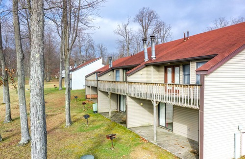 DuBois Copropriété | 2 Bedroom Condo in Lakeside Resort Community (1 Queen, 2 Twins)