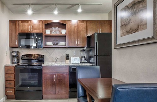 The Point Copropriété | 2 Bedroom Condo w/ Kitchen, Sleeps 6, in Downtown Newport, Long Wharf Resort!!