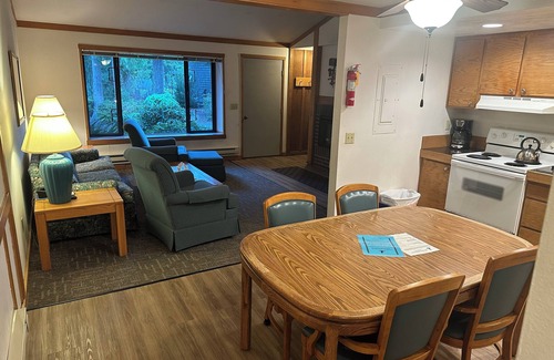 Union Copropriété | 2-bedroom condo with pool, hot tub, WiFi, fitness room in welcoming Union, WA