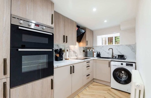Newbattle Maison | 2 Bedroom Cottage-Hot Tub-Free Parking