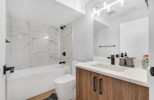 Haysboro Maison | 2 bedroom Cozy Secondary suite