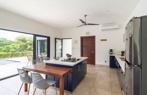 Canafistula Maison | 2-bedroom house with infinity pool and jungle views in Tamarindo with WiFi, AC