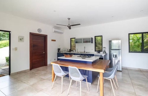 Canafistula Maison | 2-bedroom house with infinity pool and jungle views in Tamarindo with WiFi, AC