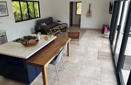 Canafistula Maison | 2-bedroom house with infinity pool and jungle views in Tamarindo with WiFi, AC