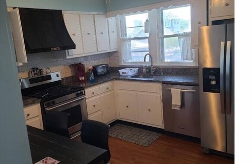 Avon Appartement | 2-bedroom down stairs 2 blocks from beach in Bay Head with AC & bikes