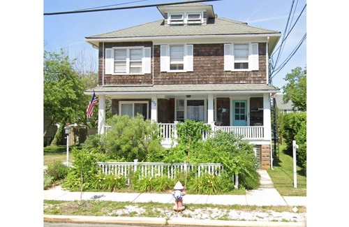 Avon Appartement | 2-bedroom down stairs 2 blocks from beach in Bay Head with AC & bikes