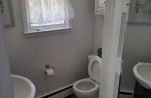Avon Appartement | 2-bedroom down stairs 2 blocks from beach in Bay Head with AC & bikes