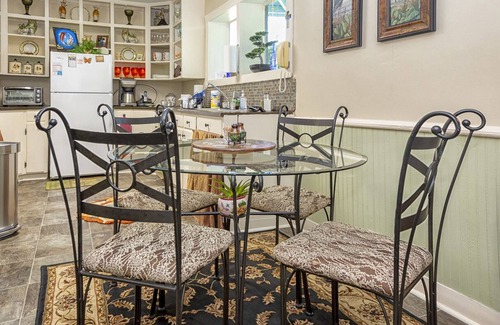 Bainbridge Maison | 2 bedroom downstairs The Henry House and Queen pull out sofa