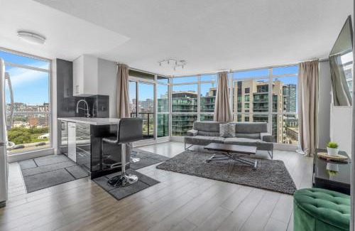 Fort York Appartement | 2 Bedroom Downtown Toronto Stay with Stunning Views & Free Parking